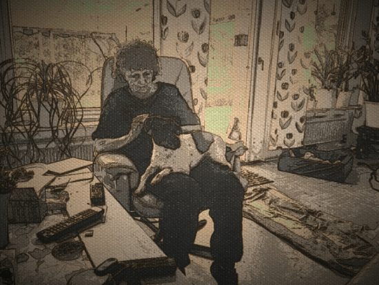 På detta fotografi, taget i slutet av det modernaste 2010-tal, kan vi skåda hur den moderna kvinnan sutto med sin väktarhund i knäet – men samtidigt kunde nå ut till enorma folkmassor utan att förflytta sig ur sin egen fåtölj.